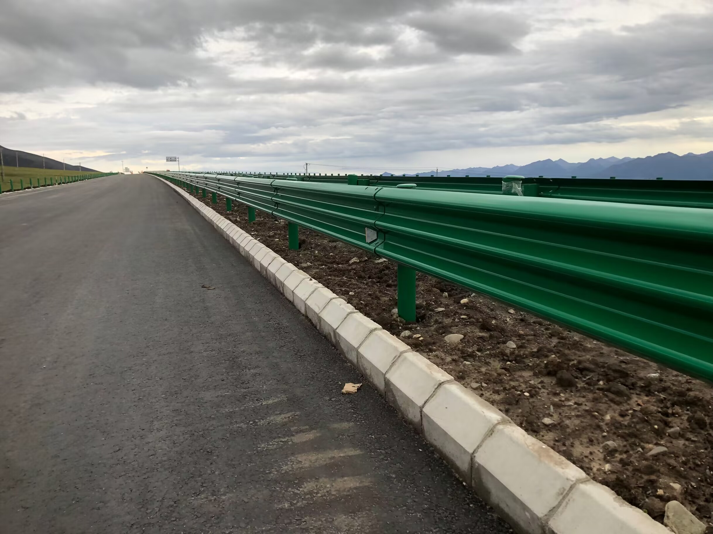 洛扎县乡村公路波形护栏热镀锌喷塑波形护栏 - 推荐